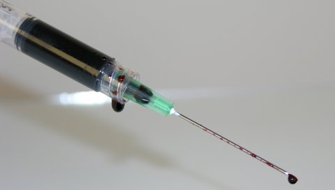 Шприцы, кровь, медицина, болезнь