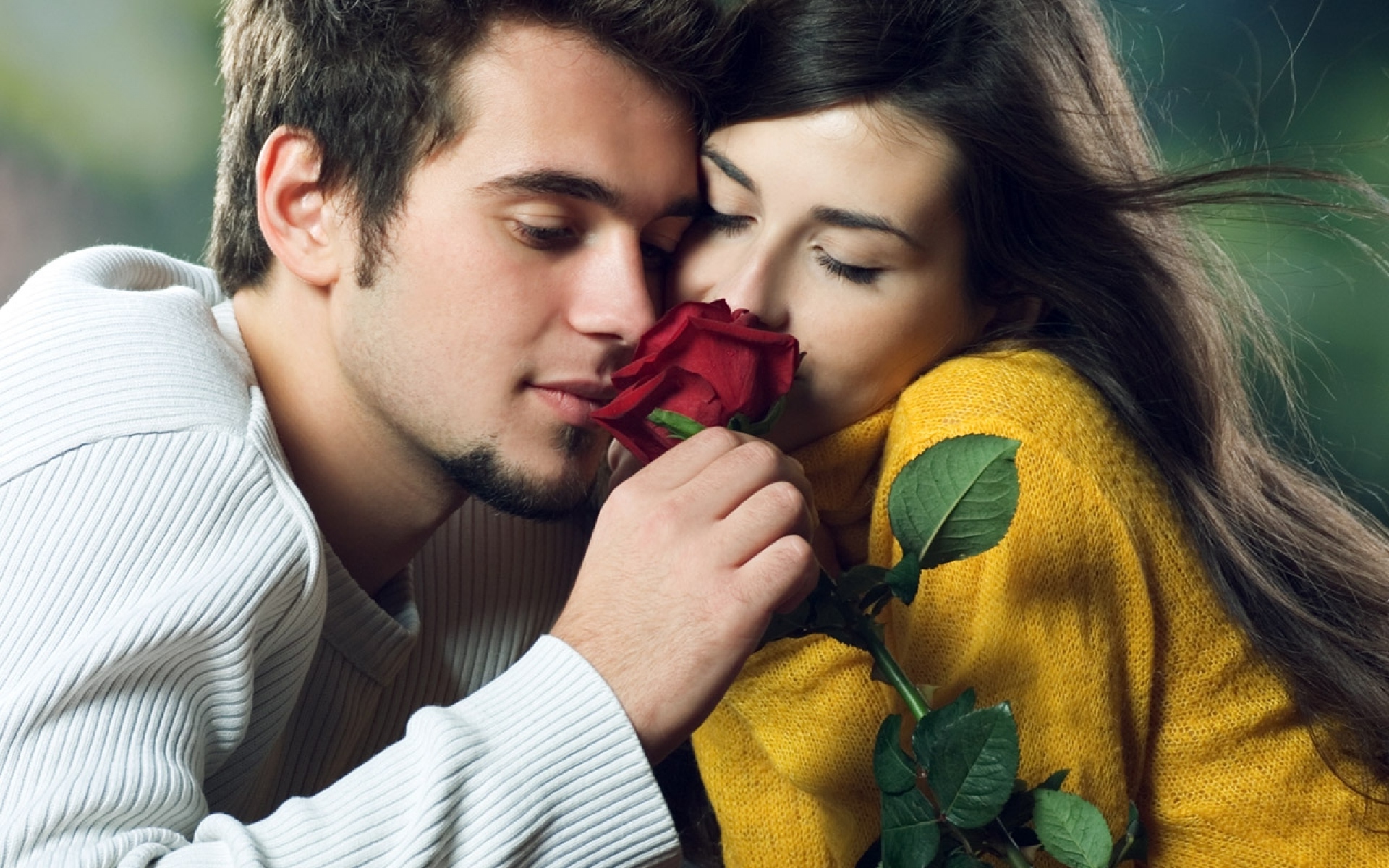 Картинки Пара, романтика, любовь, розы, объятия фото и обои на рабочий стол