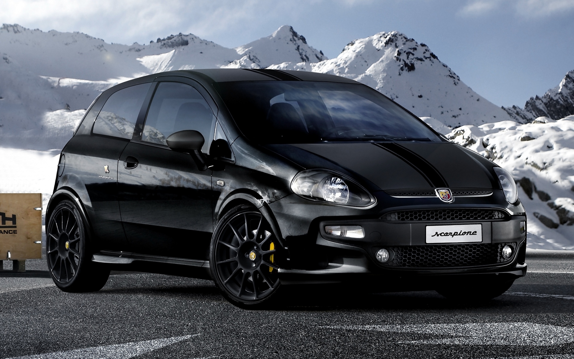 Картинки Черный, стильный автомобиль, вид сбоку на горы, abarth, scorpione фото и обои на рабочий стол