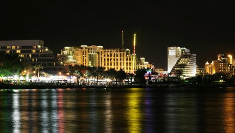 Промахадный пляж ночью, красное море, эйлат, Израиль