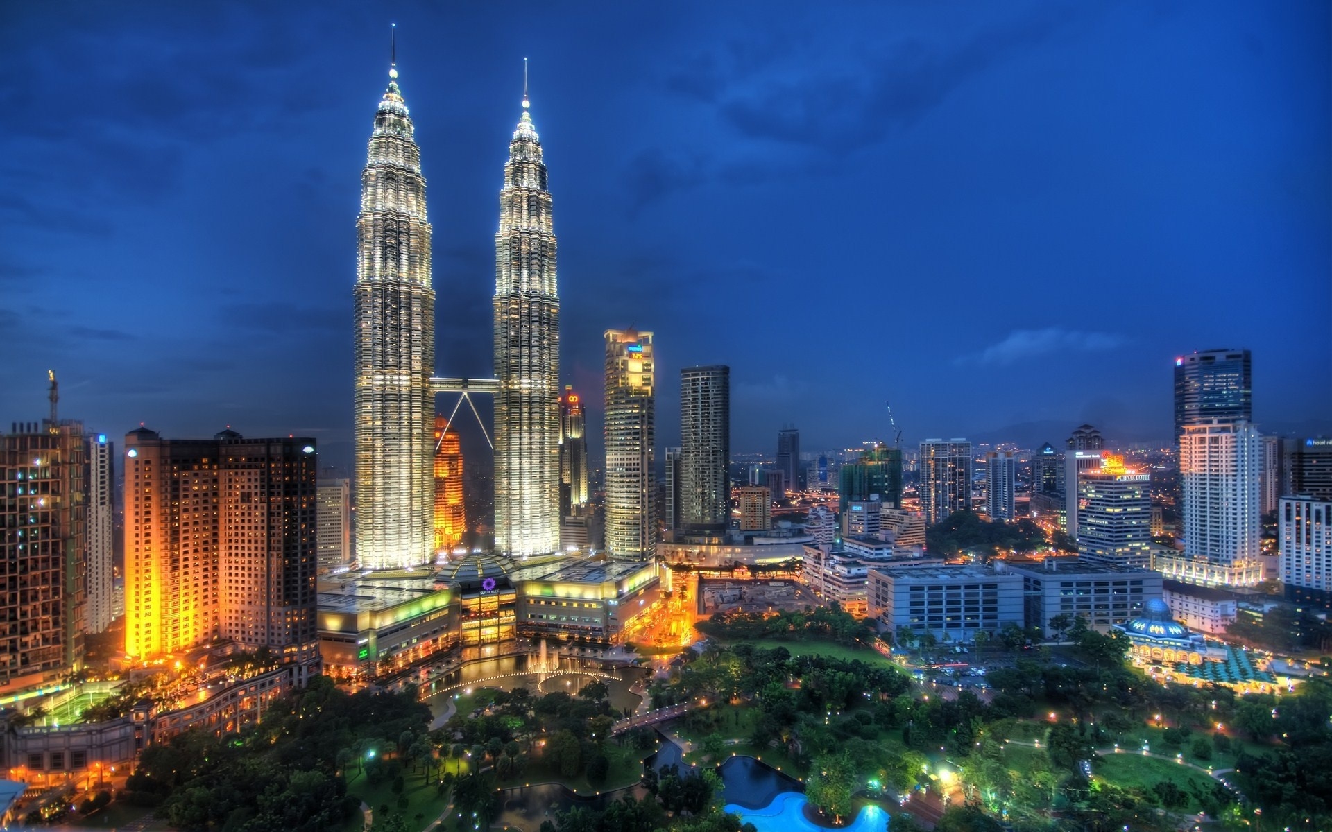 Картинки Куала-лумпур, малайзия, небоскребы, ночь, огни города фото и обои на рабочий стол