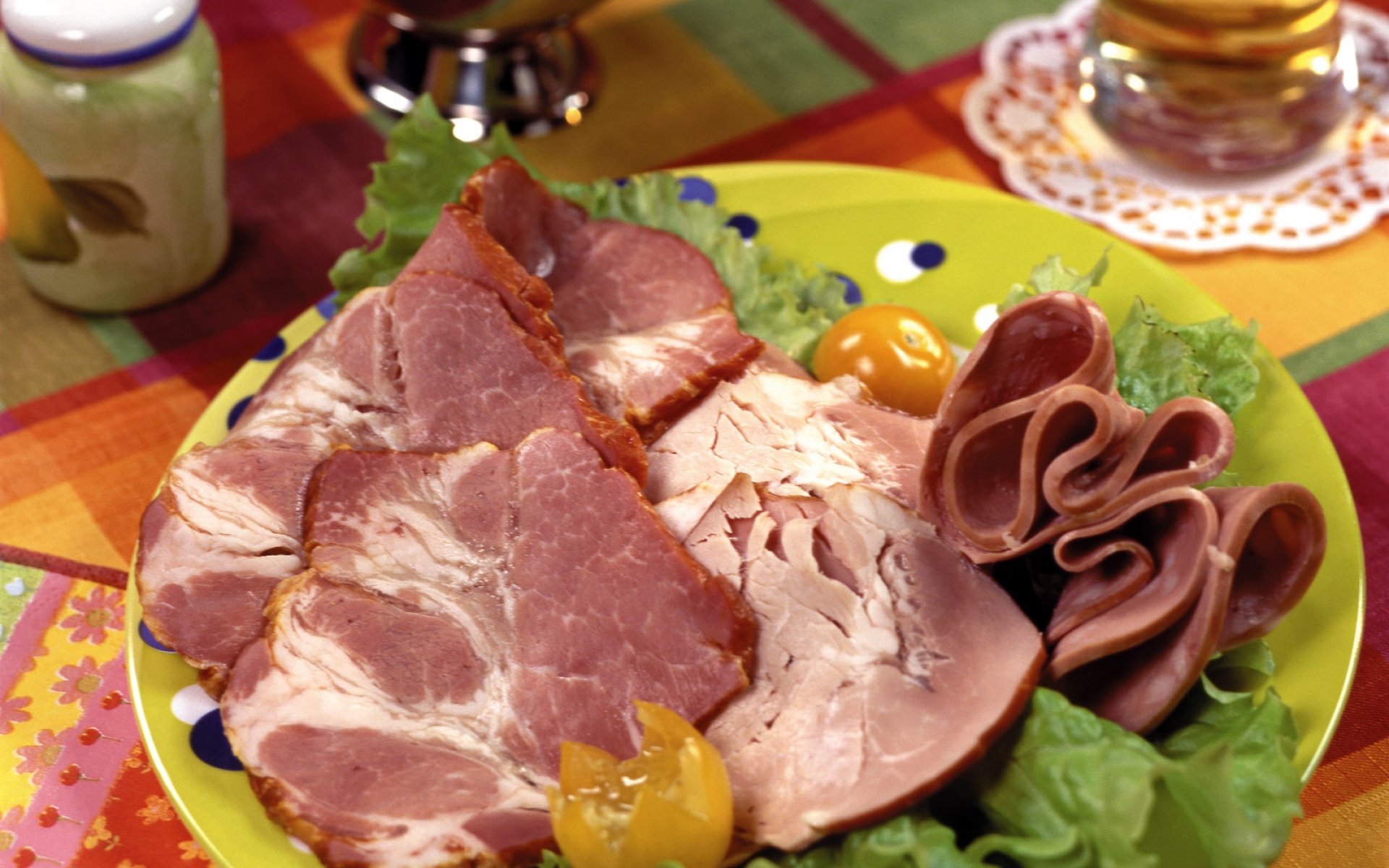 Картинки Мясо, ломтики, салат, тарелка, стол фото и обои на рабочий стол
