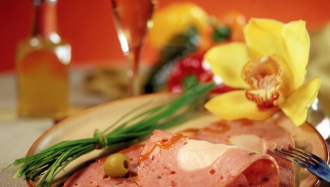 Ломтики, мясо, тарелка, лук, оливковое, вилка, цветок