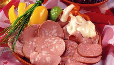 Колбаса, перец, лайм, майонез, тарелка