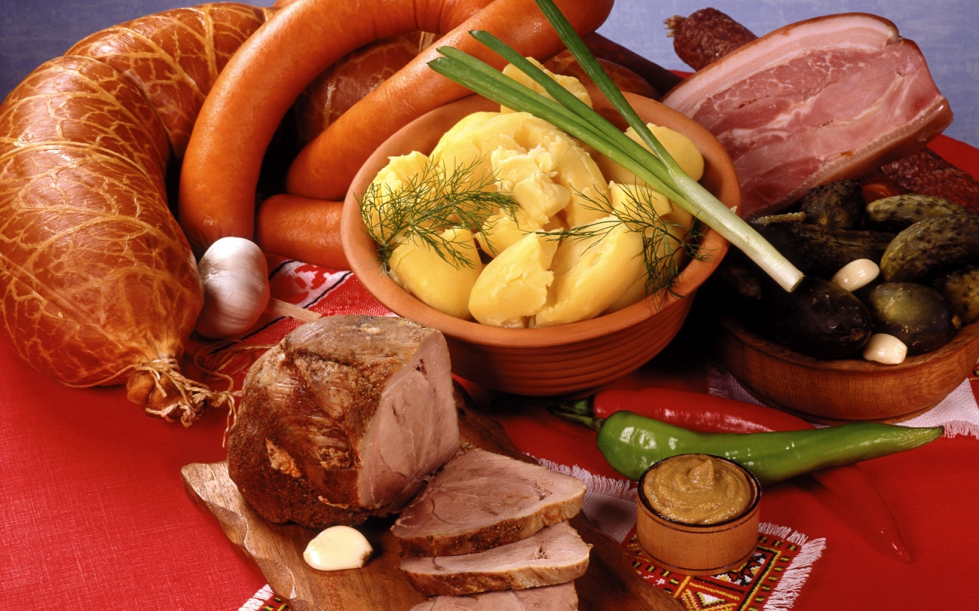 Картинки Колбаса, мясо, горчица, картофель, лук фото и обои на рабочий стол