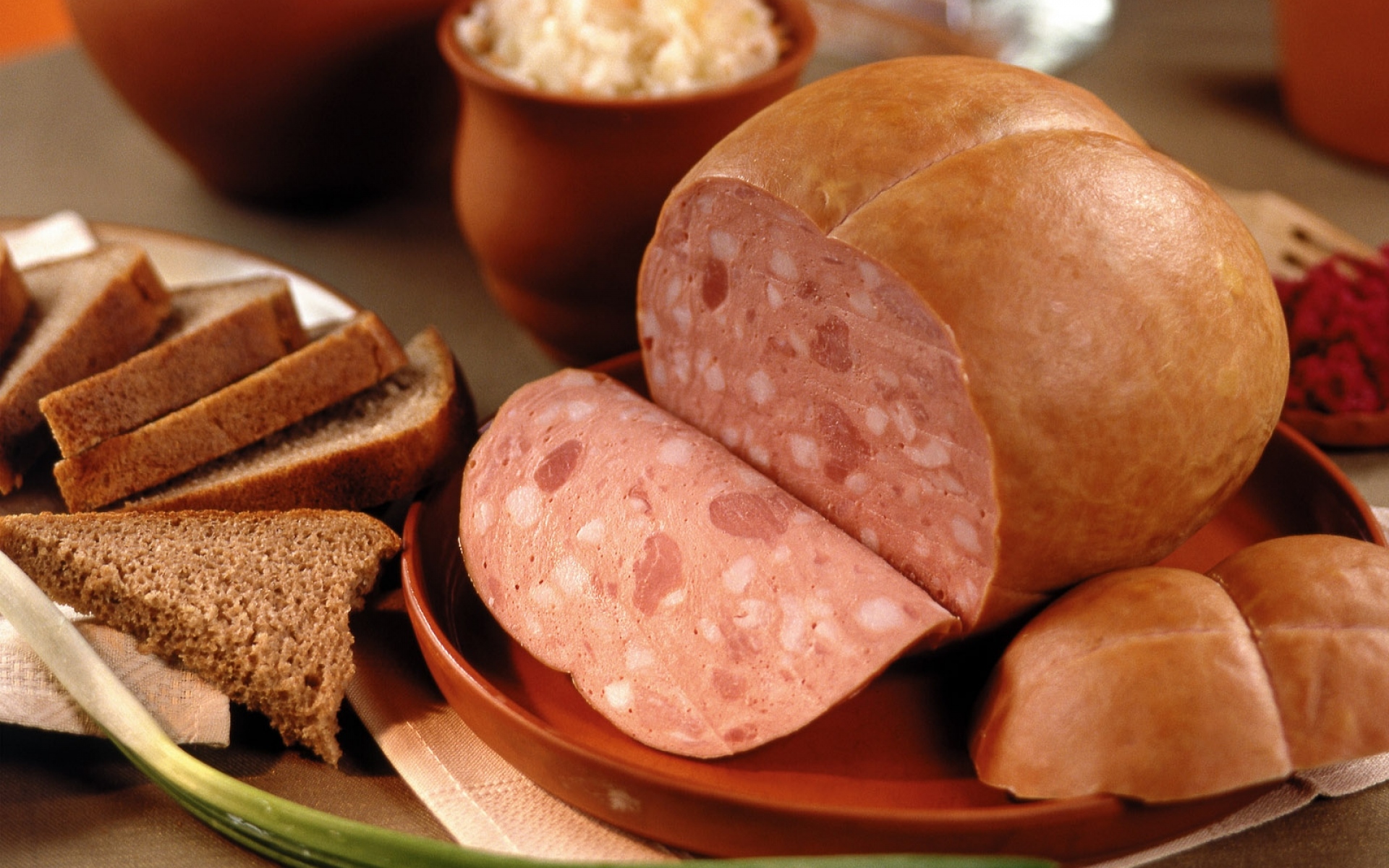 Мясо хлеб сайт. Мясной хлеб. Колбаса хлебец. Хлеб с колбасой. Хлебная и мясная продукция.