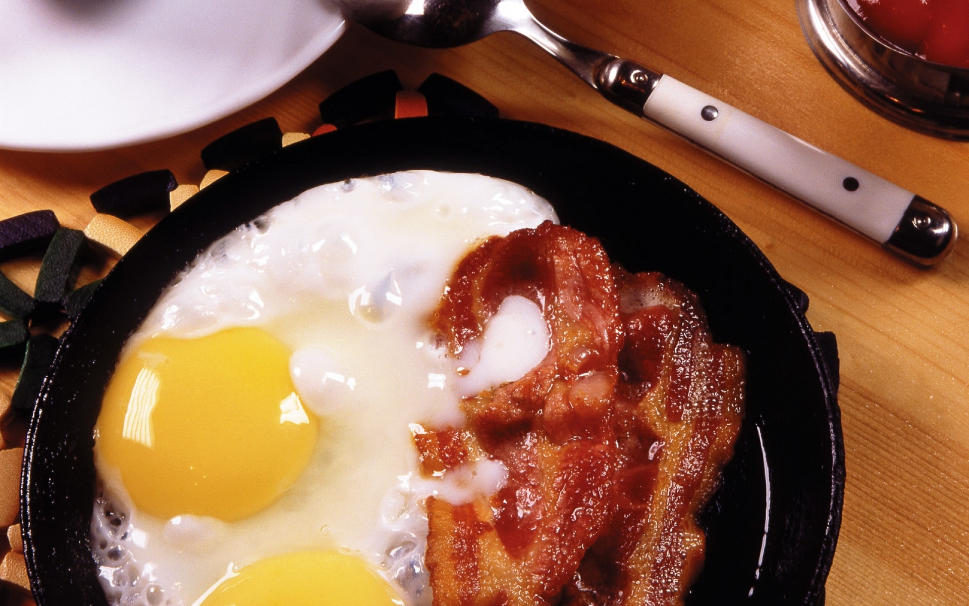 Картинки Завтрак, жареные яйца, бекон, тарелка, желтки фото и обои на рабочий стол