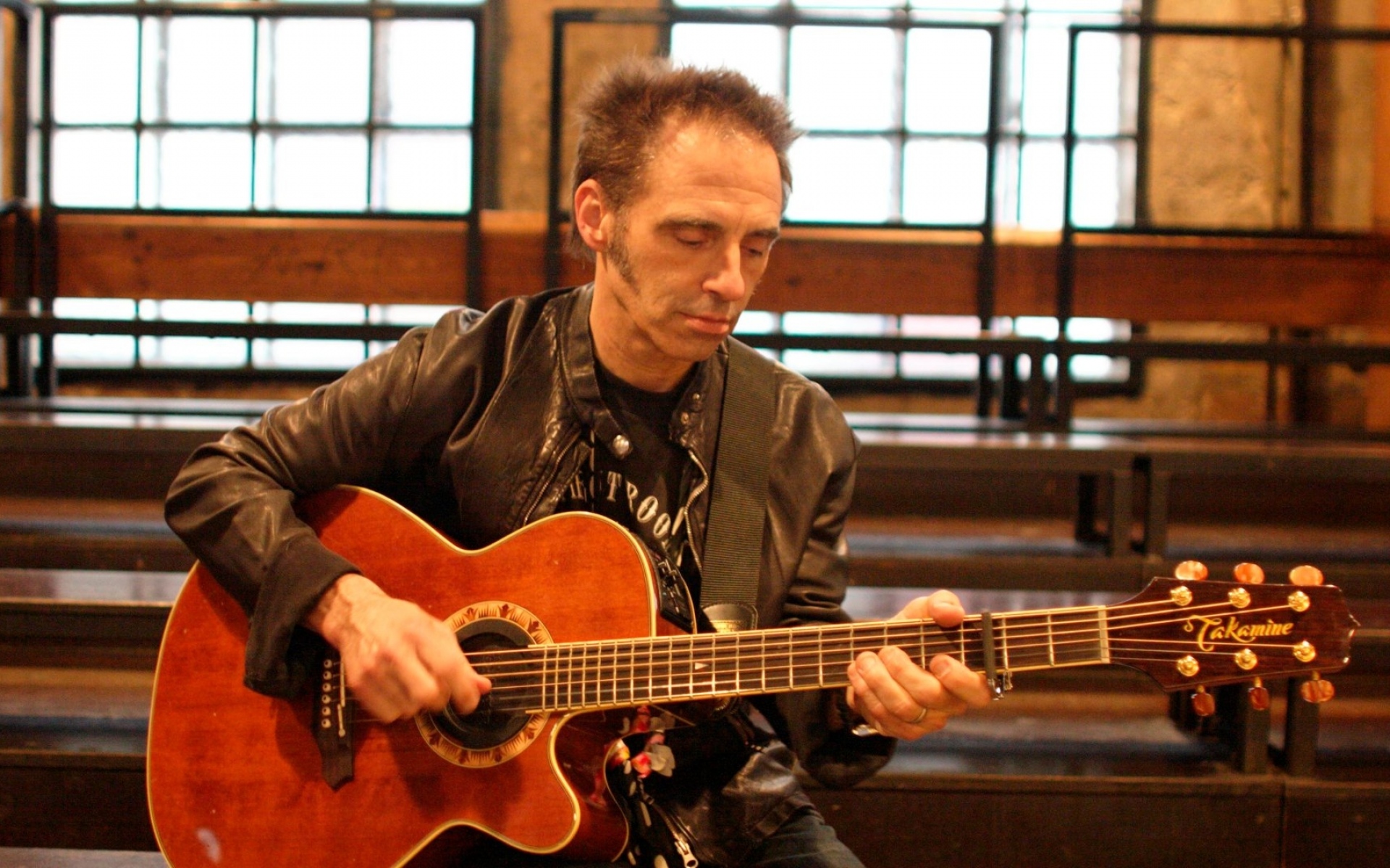 Картинки Nils lofgren, гитара, игра, куртка, окна фото и обои на рабочий стол