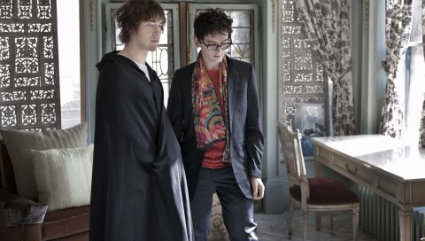 Mgmt, дневной свет, комната, очки, подушки