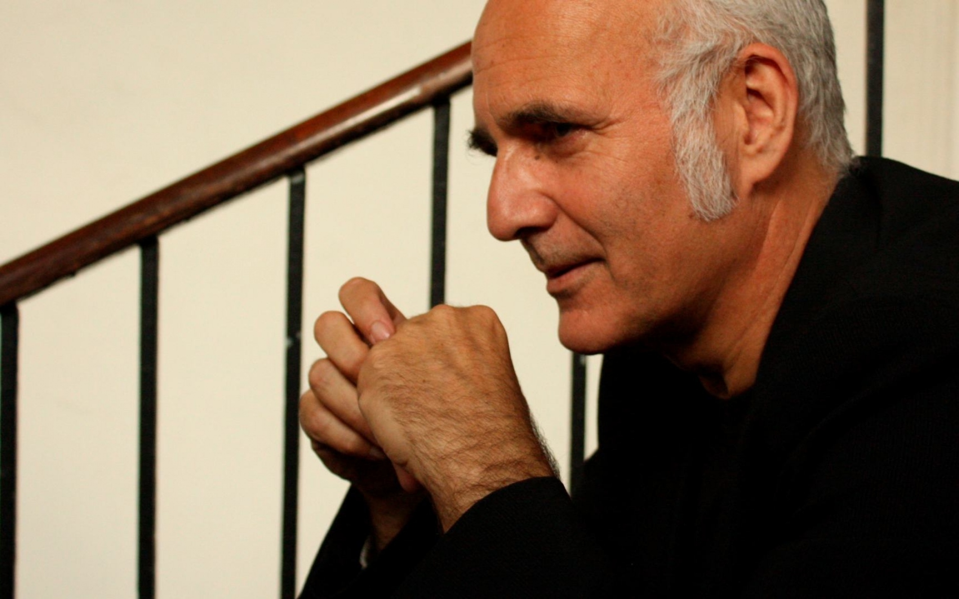 Картинки Ludovico einaudi, старый, седой, руки, взгляд фото и обои на рабочий стол