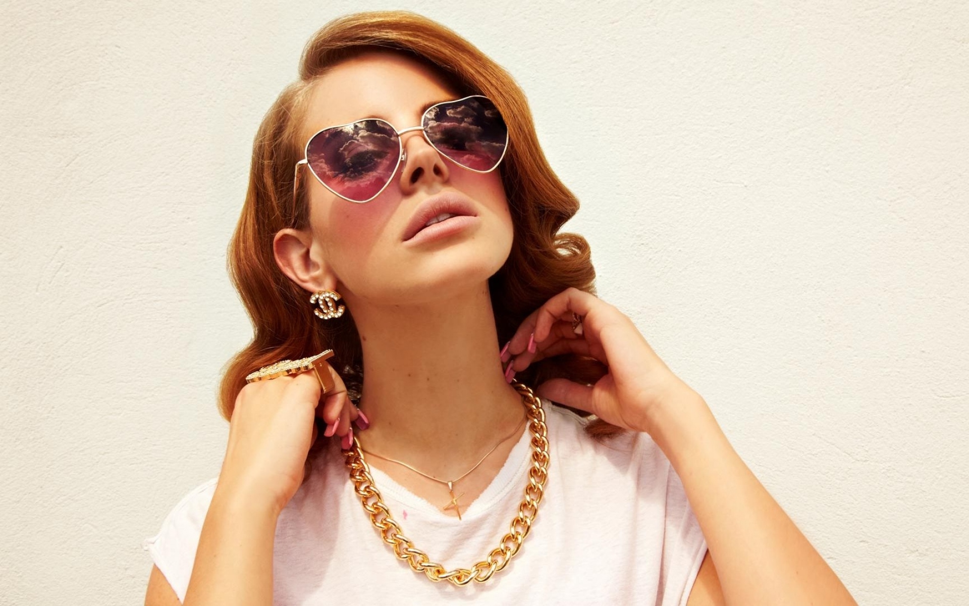 Картинки Lana del rey, девушка, очки, драгоценности, руки фото и обои на рабочий стол