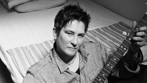 Kd lang, гитара, рубашка, стрижка, кровать