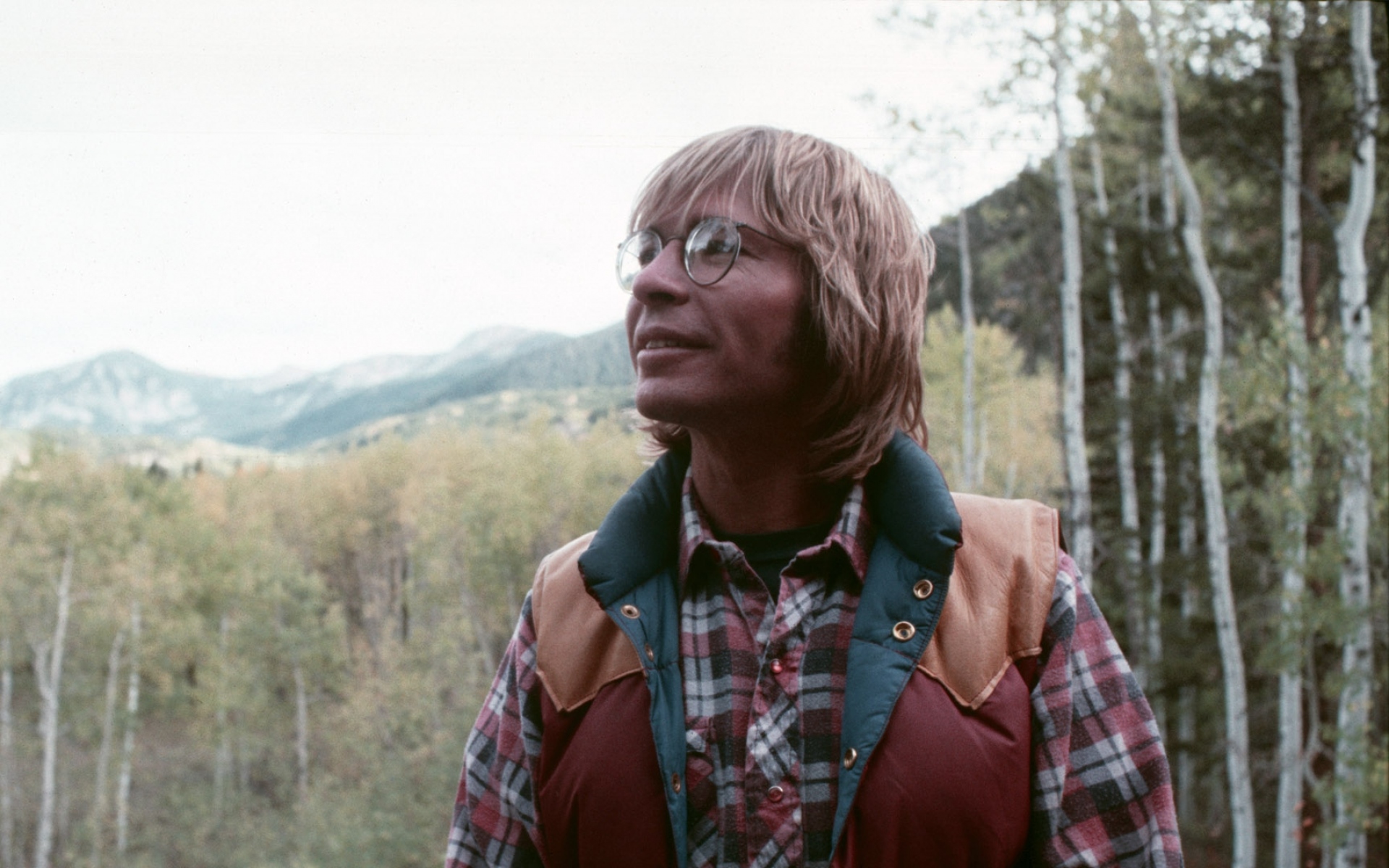 Картинки John denver, деревья, природа, очки, рубашка фото и обои на рабочий стол