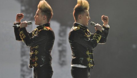 Jedward, блондинки, костюмы, стрижки, микрофоны