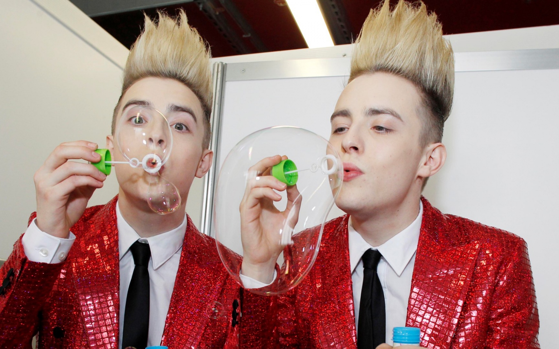 Картинки Jedward, блондинки, костюмы, куртки, пузыри фото и обои на рабочий стол