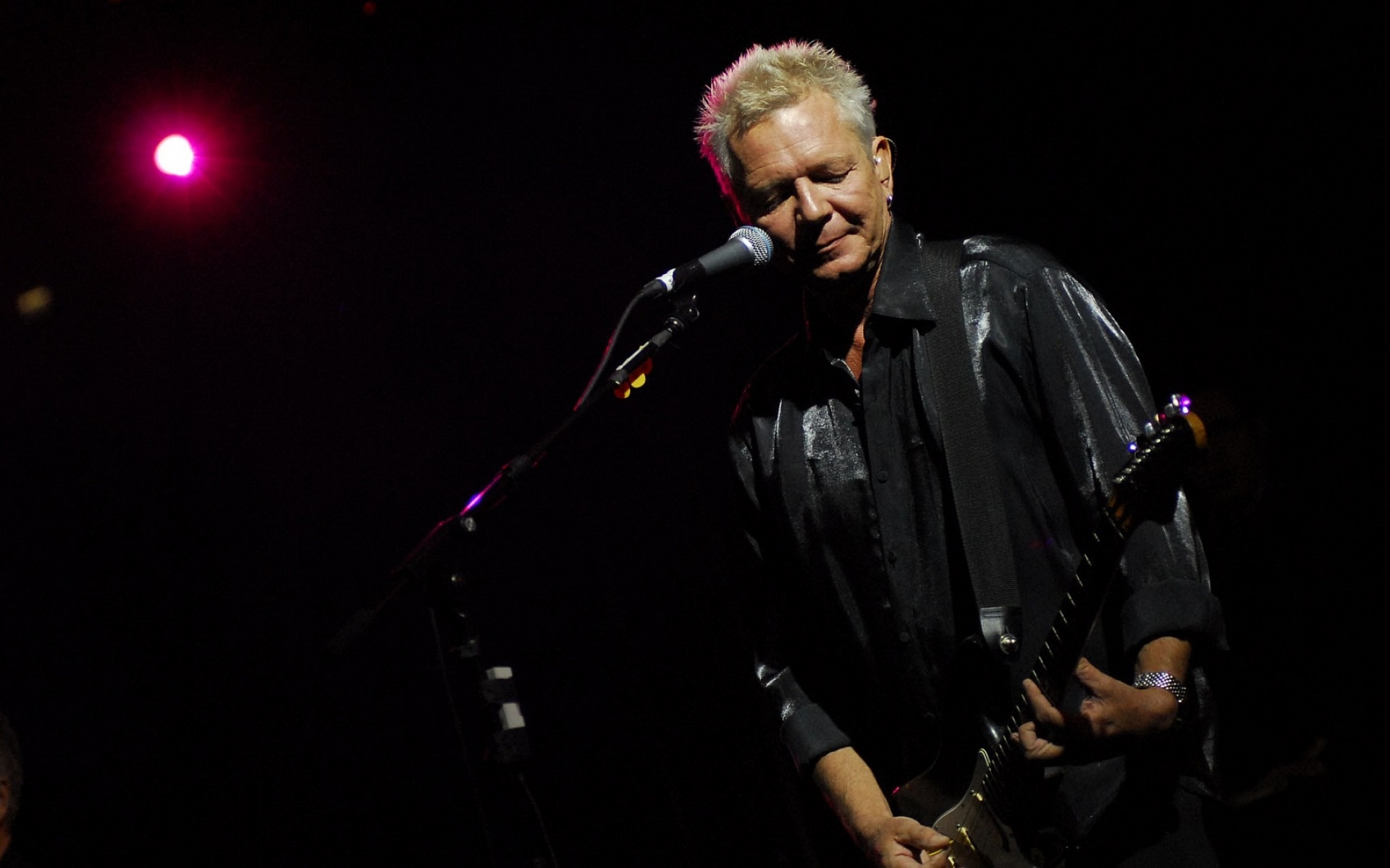 Картинки Iva davies, микрофон, гитара, шоу, игра фото и обои на рабочий стол