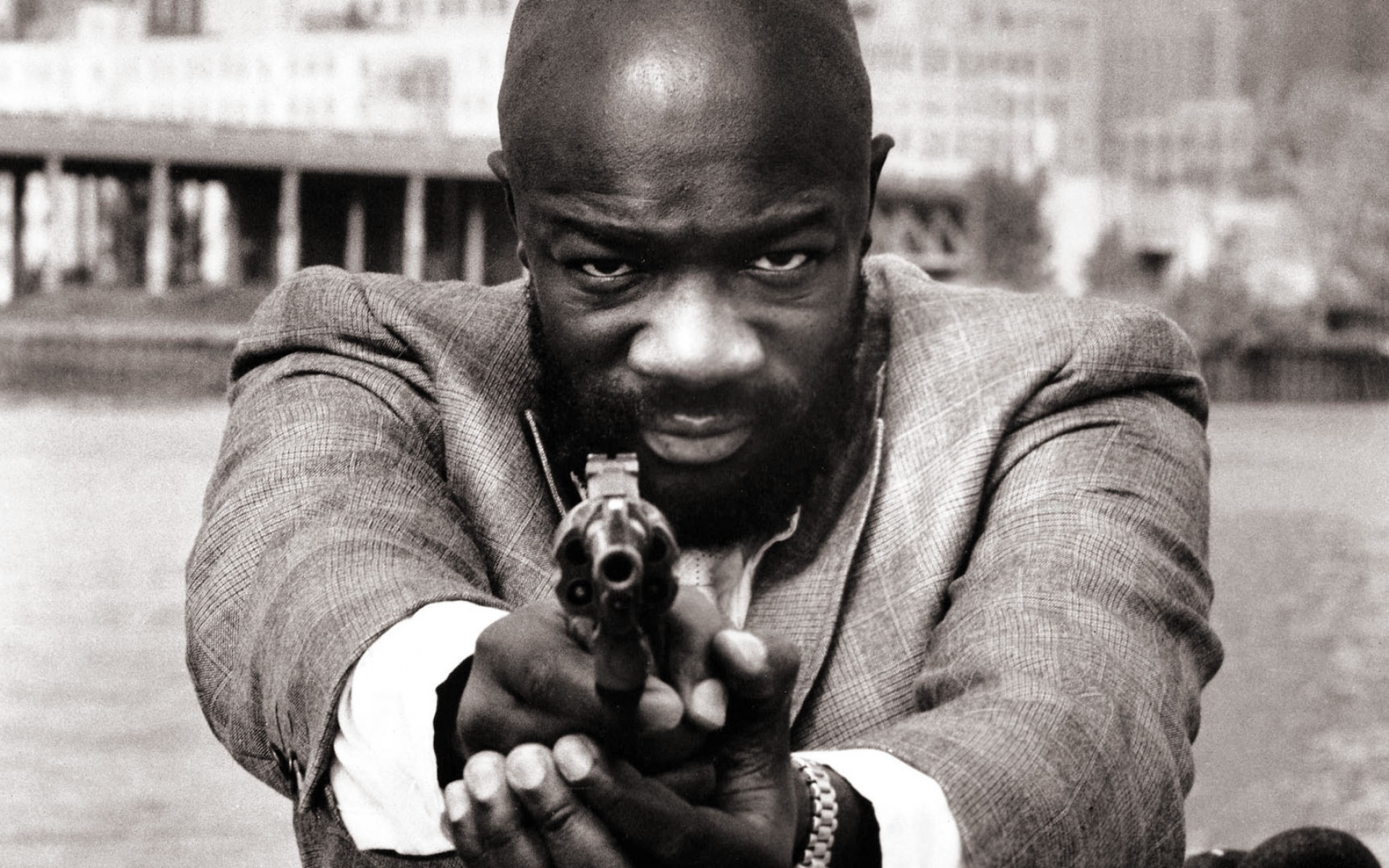 Картинки Isaac hayes, лысый, пистолет, куртка, борода фото и обои на рабочий стол