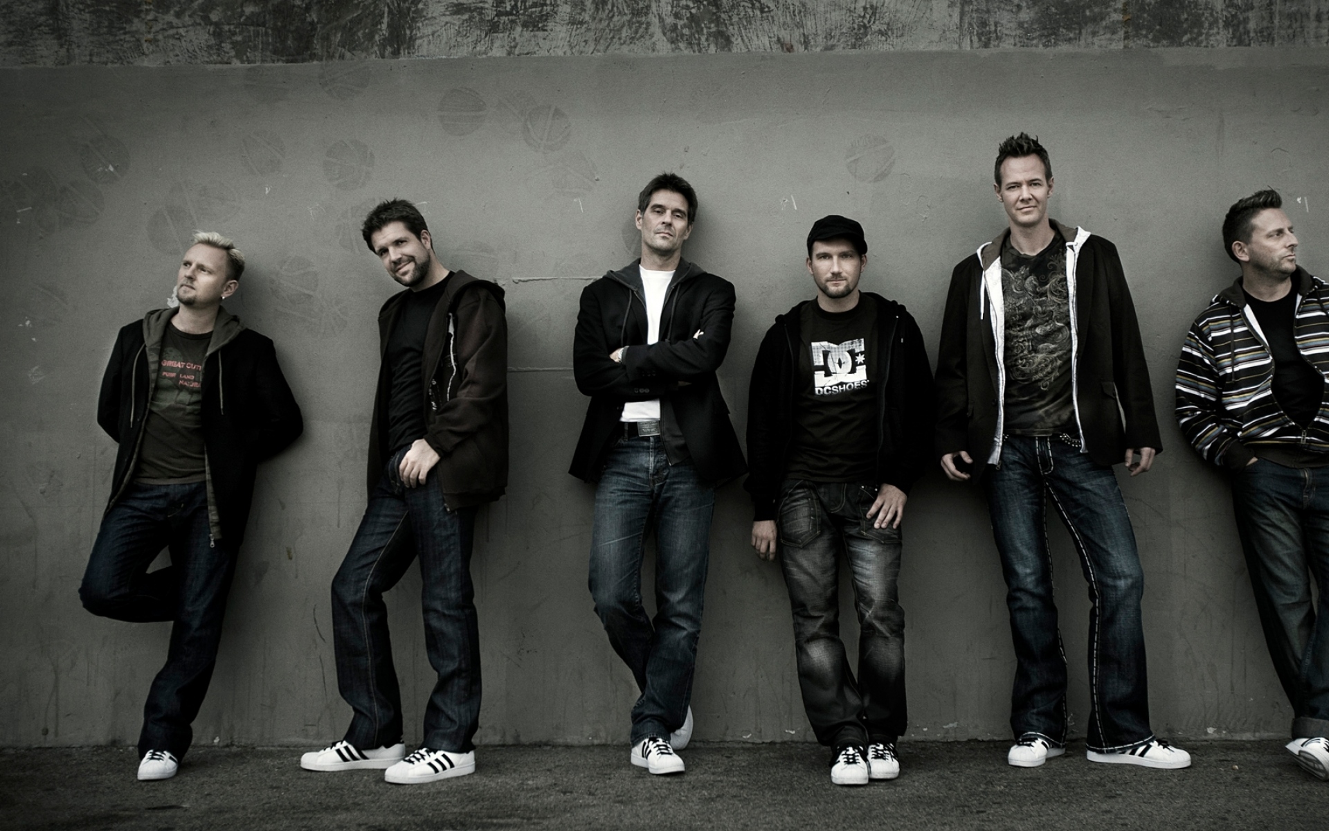 The new six группа. Adamlar группа. Музыкальные группы у стены. Группа фото на стене. The Six группа.