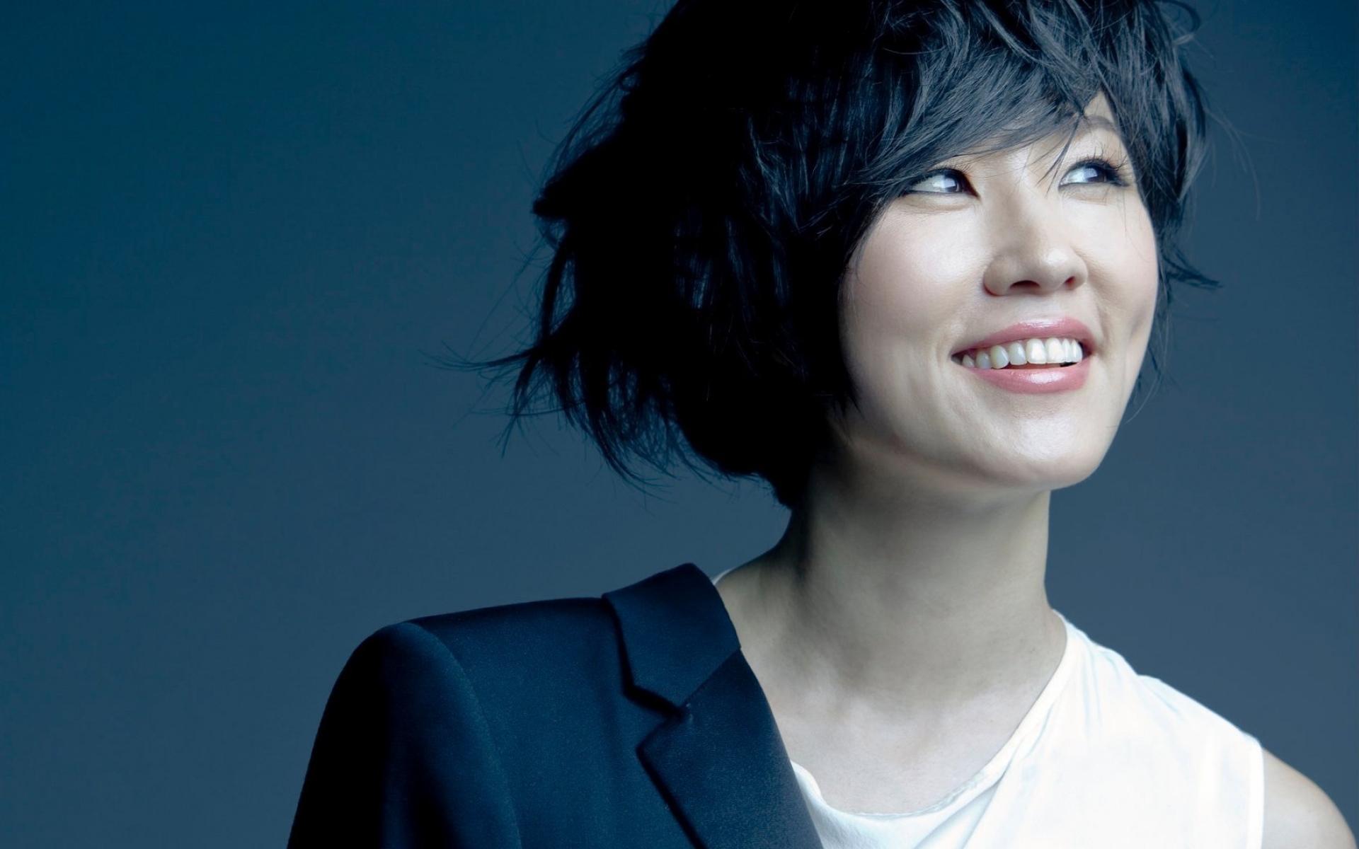 Картинки Youn sun nah, девушка, улыбка, взгляд, куртка фото и обои на рабочий стол