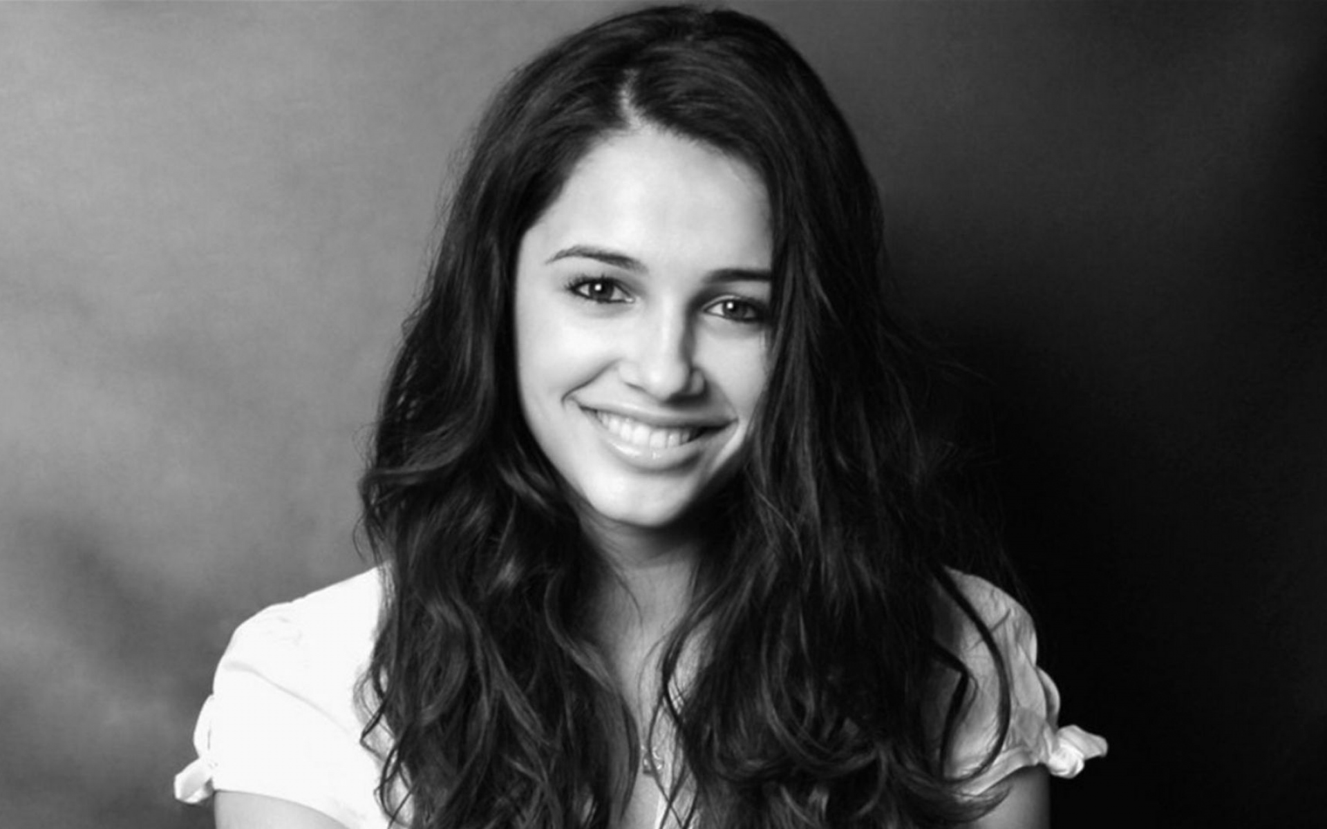 Картинки Naomi scott, девушка, улыбка, стрижка, лицо фото и обои на рабочий стол