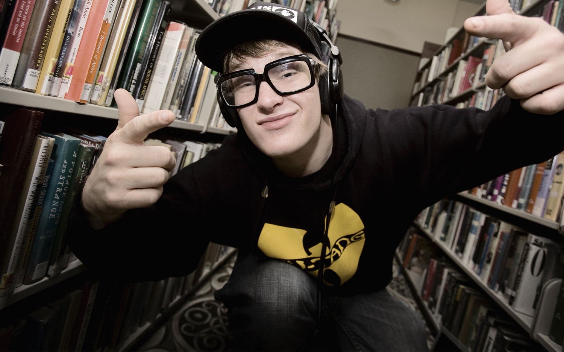Картинки Mc lars, cap, очки, халат, книги фото и обои на рабочий стол