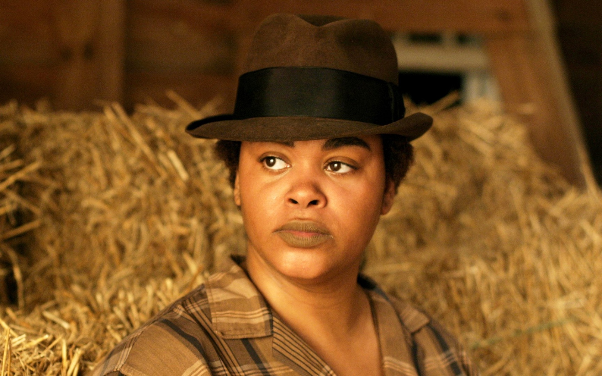 Картинки Jill scott, девушка, шляпа, сено, взгляд фото и обои на рабочий стол