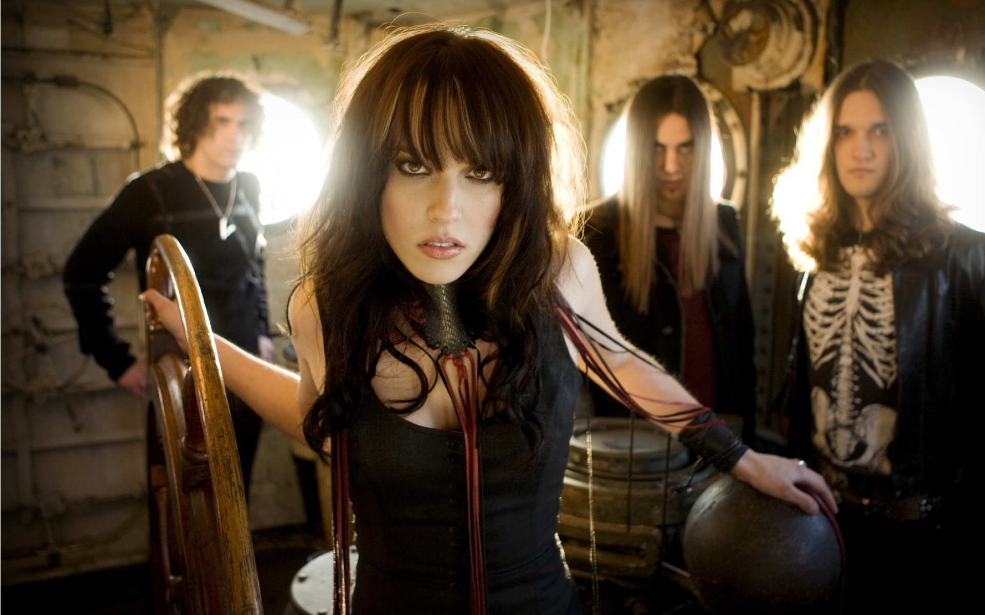 Картинки Halestorm, девушка, группа, взгляд, солнечный свет фото и обои на рабочий стол