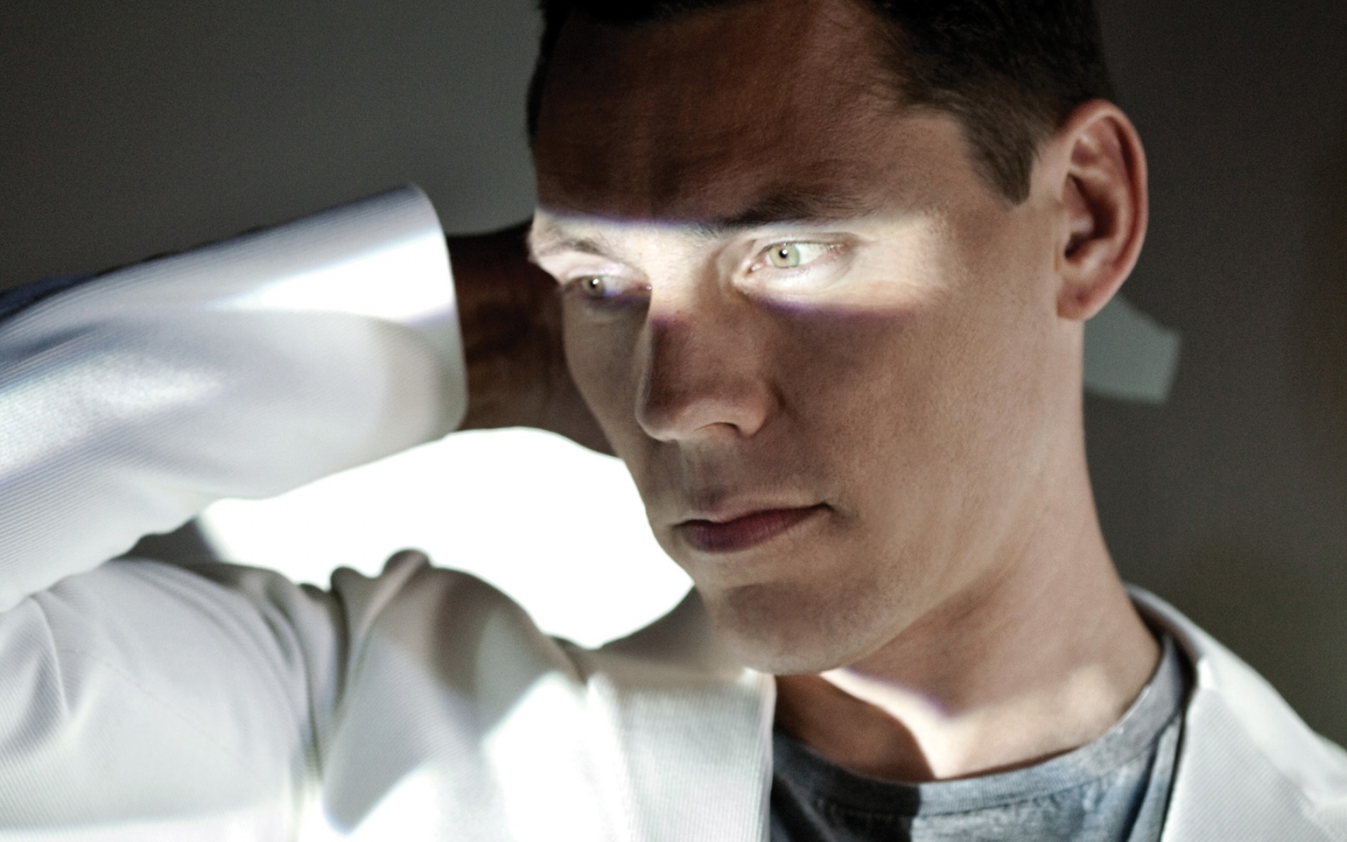 Картинки Dj tiesto, лицо, взгляд, свет, глаза фото и обои на рабочий стол