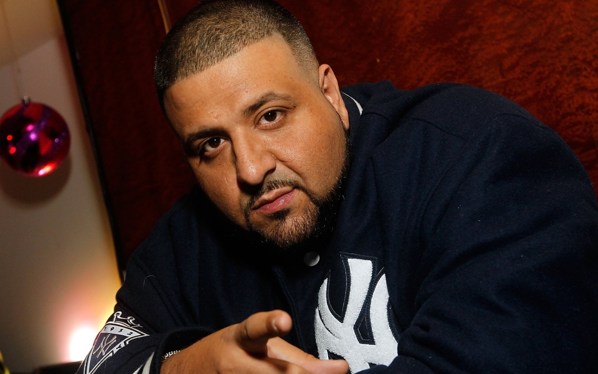 Картинки Dj khaled, борода, халат, взгляд, палец фото и обои на рабочий стол