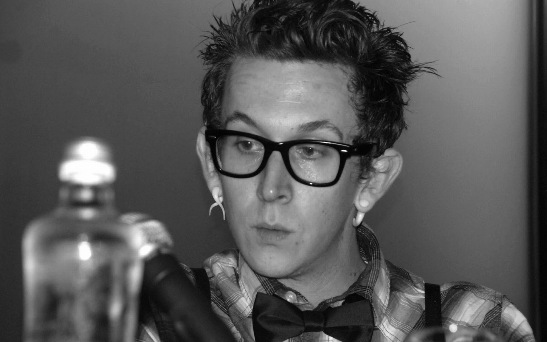 Картинки Micah p hinson, очки, стрижка, взгляд, серьги фото и обои на рабочий стол