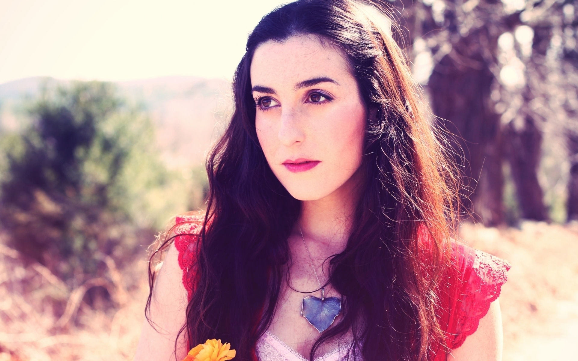 Картинки Marissa nadler, девушка, цветок, помада, солнечный свет фото и обои на рабочий стол