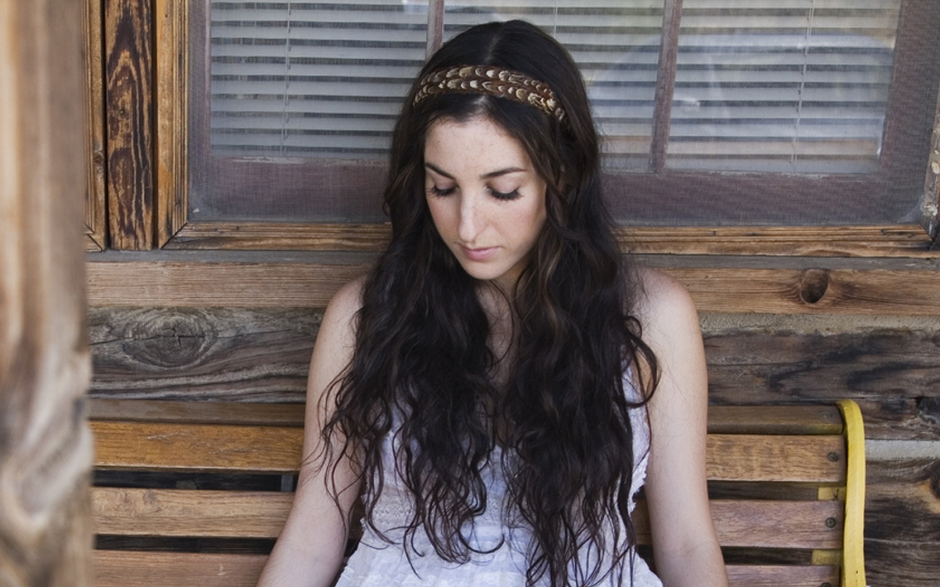 Картинки Marissa nadler, девушка, стрижка, капот, скамейка фото и обои на рабочий стол