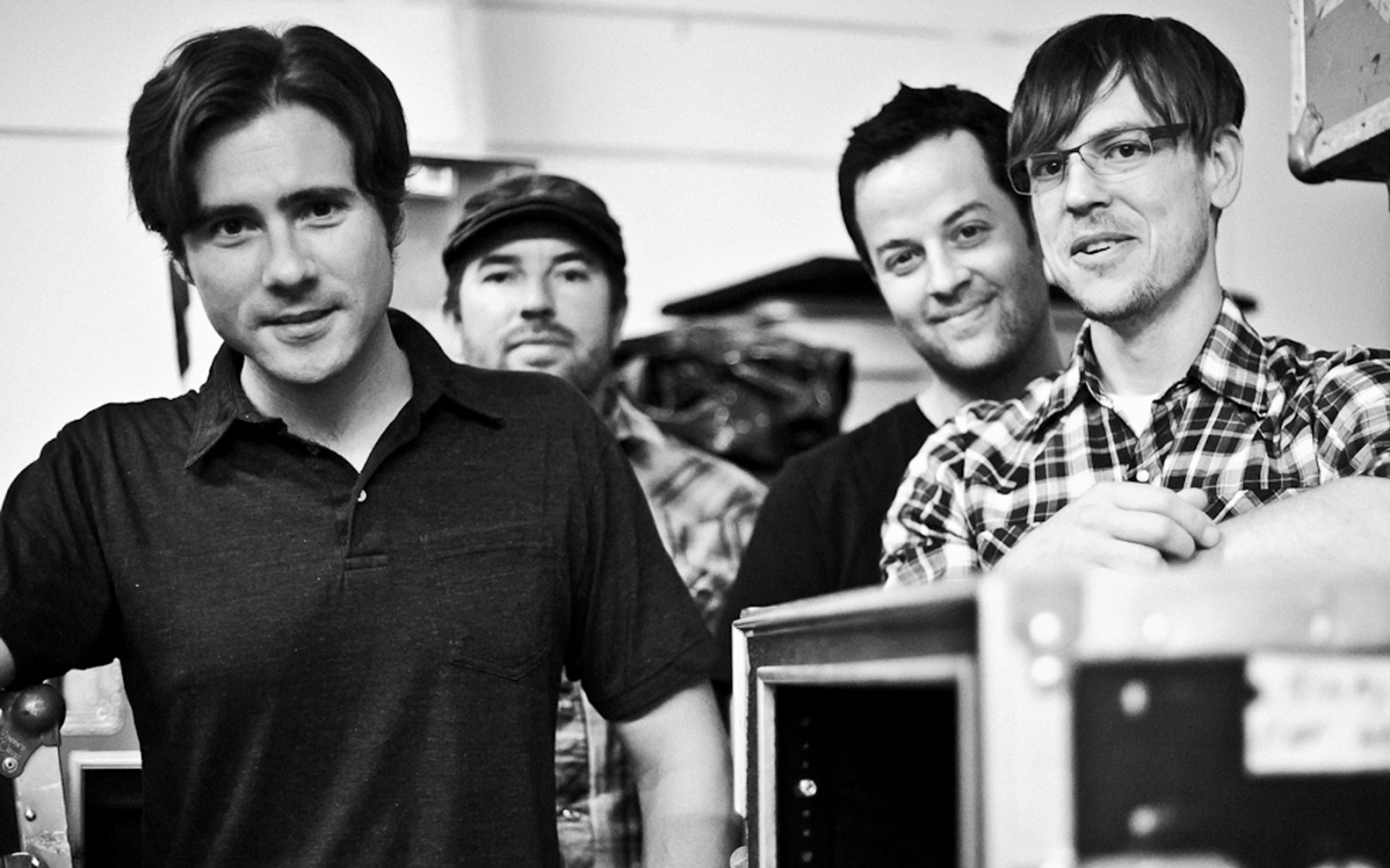 Картинки Jimmy eat world, band, smile, очки, рубашка фото и обои на рабочий стол