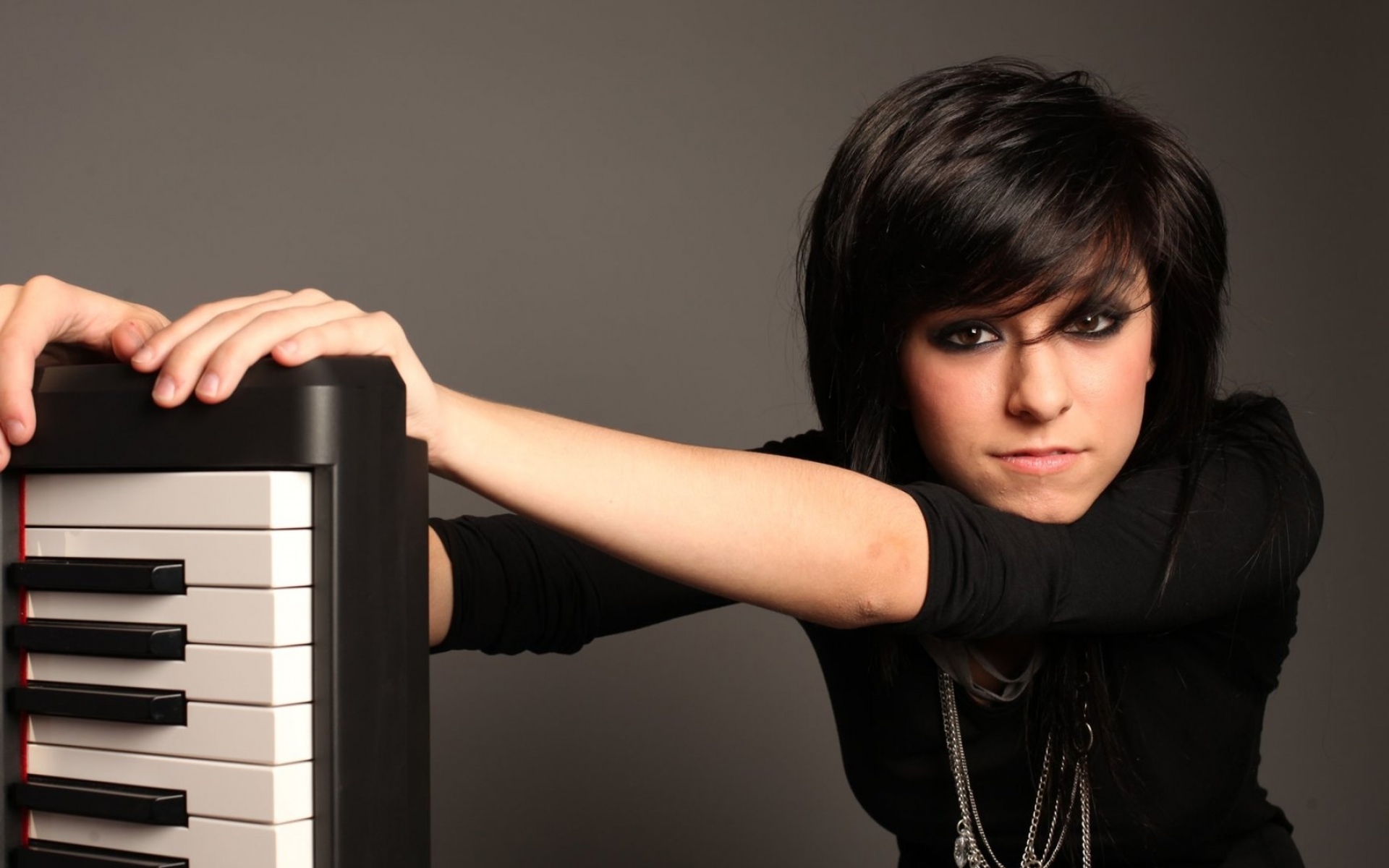 Картинки Christina grimmie, ключи, девушка, брюнетка, руки фото и обои на рабочий стол