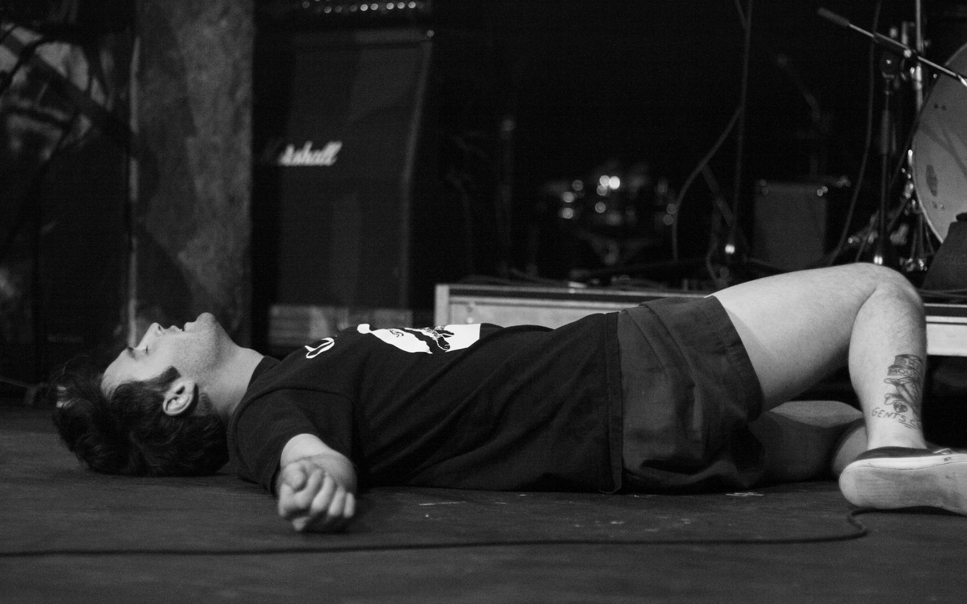 Песня relaxed scene. Наркоз красивое фото чб. Пол сцены. Lying on the Floor.