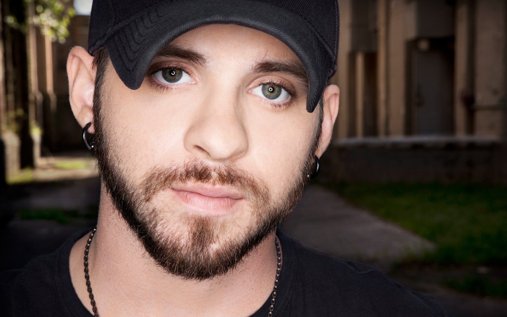 Картинки Brantley gilbert, лицо, наружная, щетина, серьги фото и обои на рабочий стол