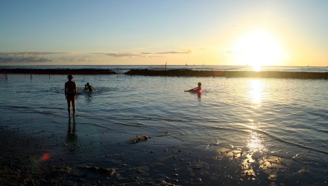Закат, море, вечер, облака, небо, вода, рябь, люди