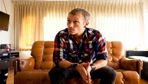 Shawn mcdonald, рубашка, комната, диван, взгляд
