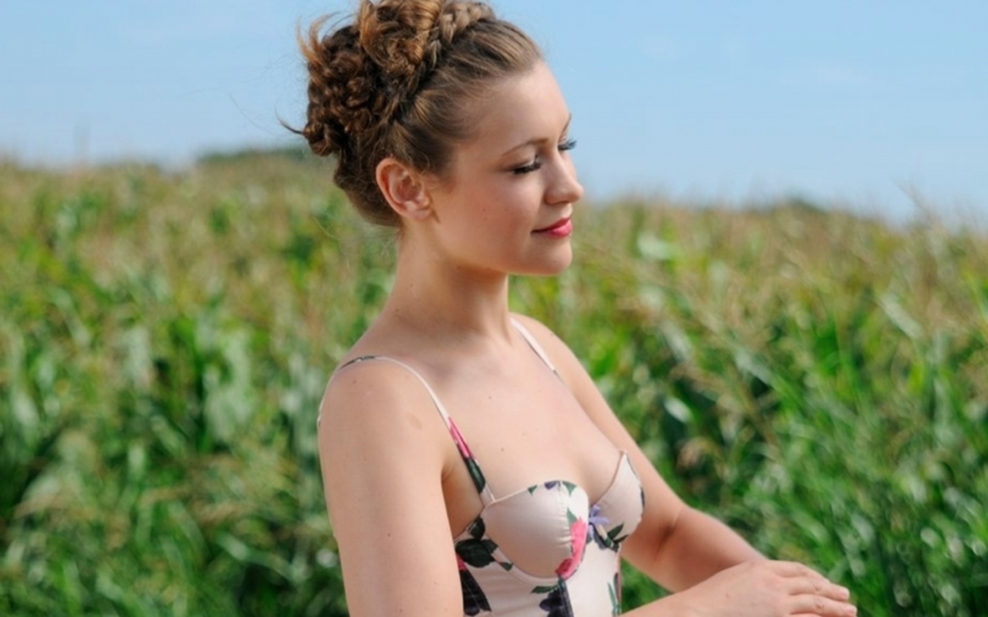 Картинки Joanna newsom, девушка, платье, поле, солнечный свет фото и обои на рабочий стол