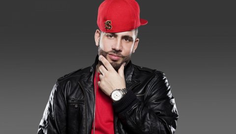 Dj драма, кепка, часы, куртка, щетина