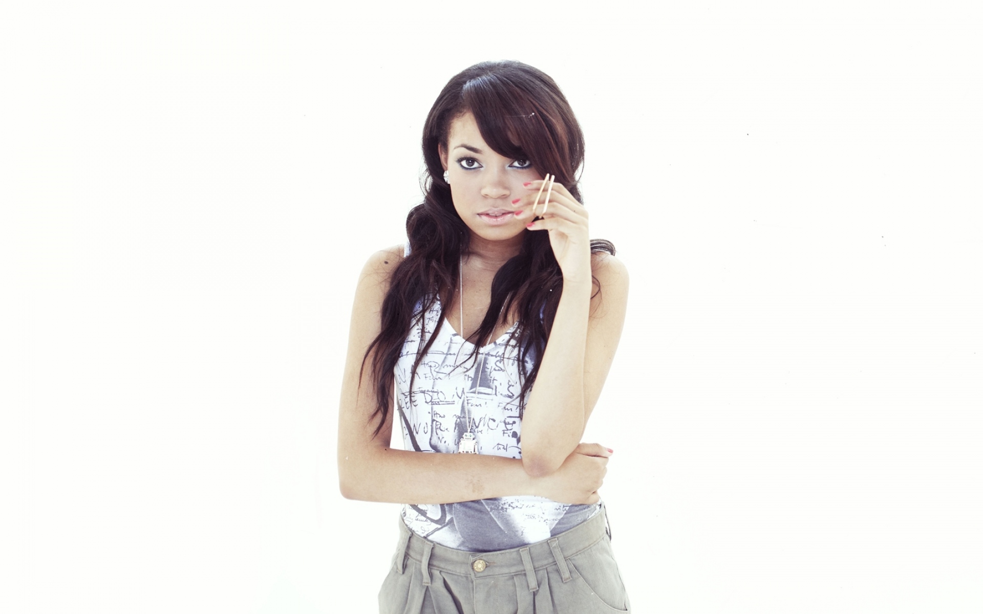 Картинки Dionne bromfield, девушка, лицо, платье, руки фото и обои на рабочий стол