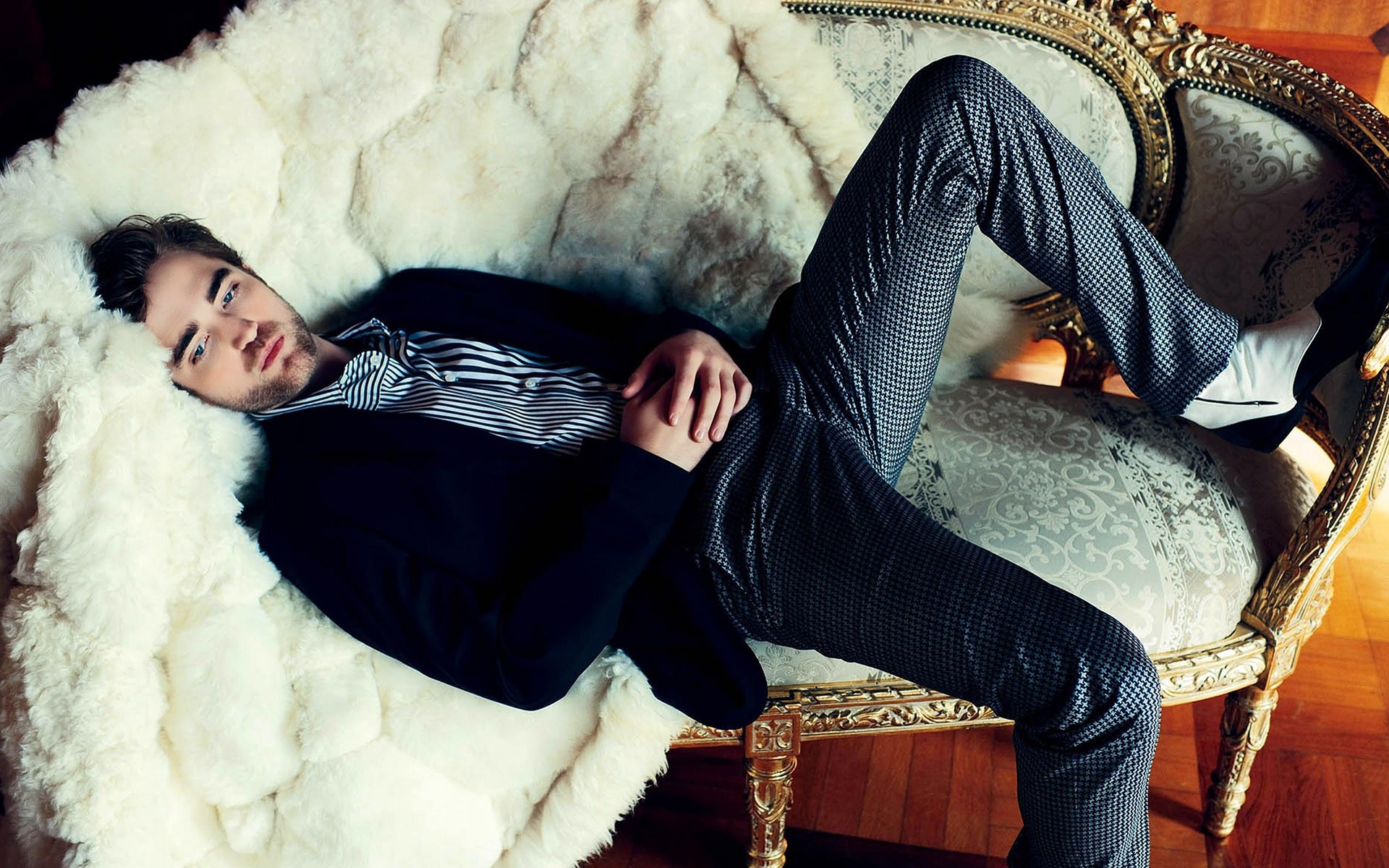 Картинки Robert pattinson, парень, кушетка, ложь, мышление фото и обои на рабочий стол