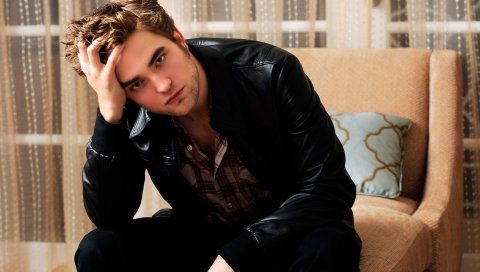 Robert pattinson, парень, комната сидит, вдумчивый, мысли