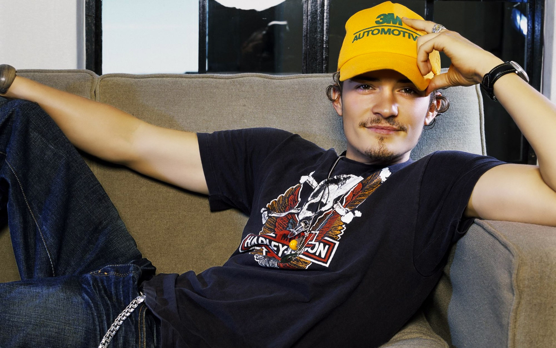 Картинки Orlando bloom, парень, ложь, кепка, желтый, обаятельный фото и обои на рабочий стол