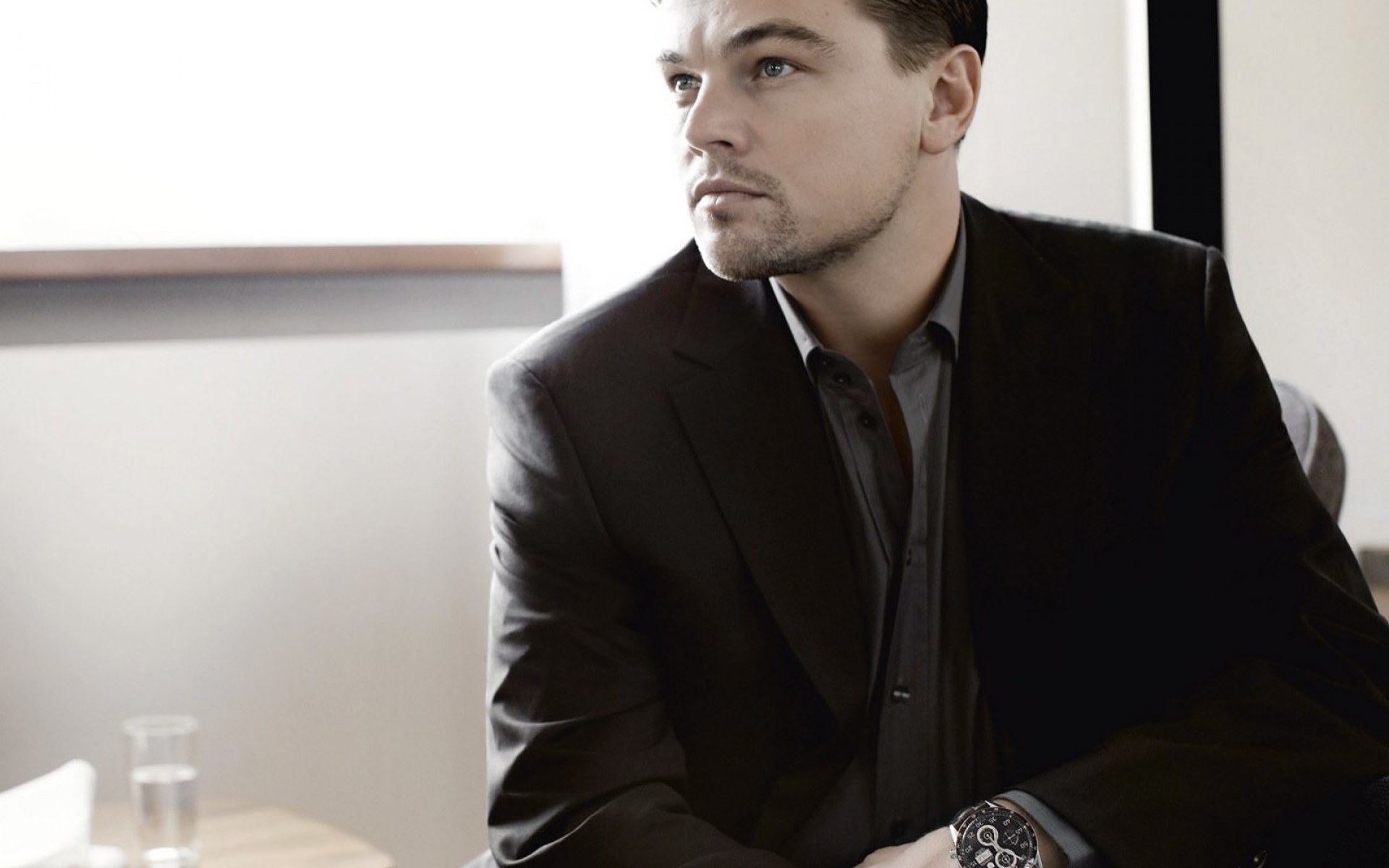 Картинки Leonardo dicaprio, мужчина, куртка, часы, задумчивый фото и обои на рабочий стол