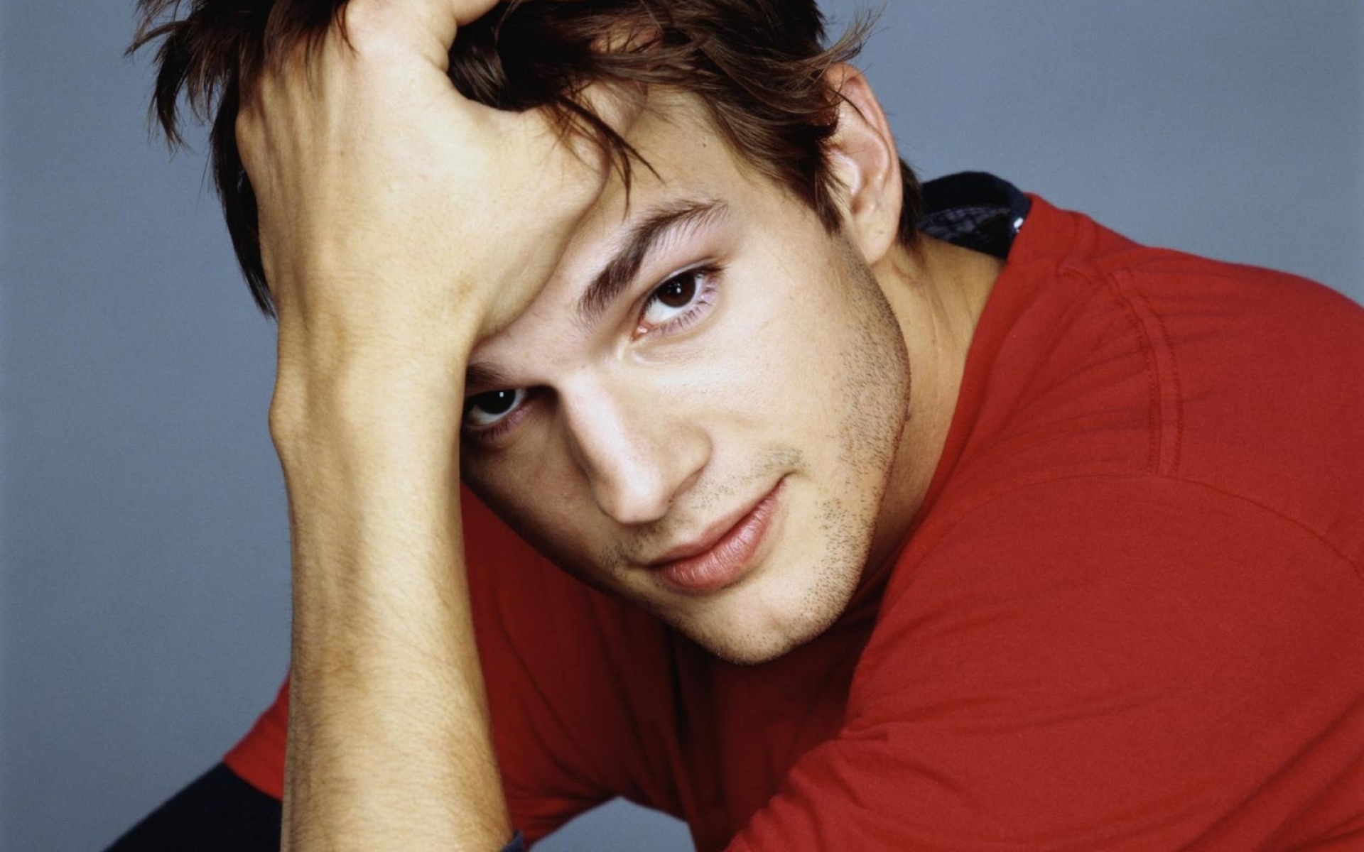 Картинки Ashton kutcher, boy, cute, brown-eyed, face, tshirt фото и обои на рабочий стол