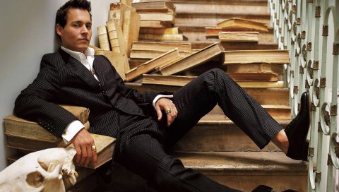 Johnny depp, мужчина, брюнетка, лестница, книги, сидеть, смокинг