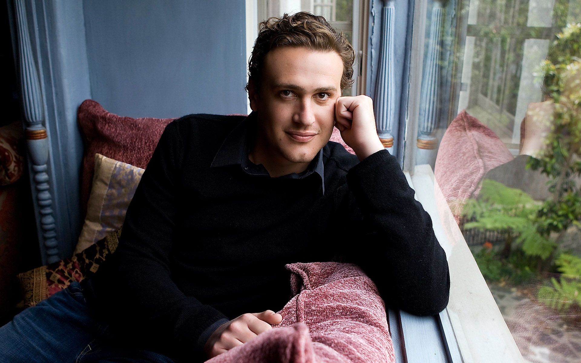 Картинки Jason segel, брюнетка, мальчик, милый, улыбка, сидеть фото и обои на рабочий стол