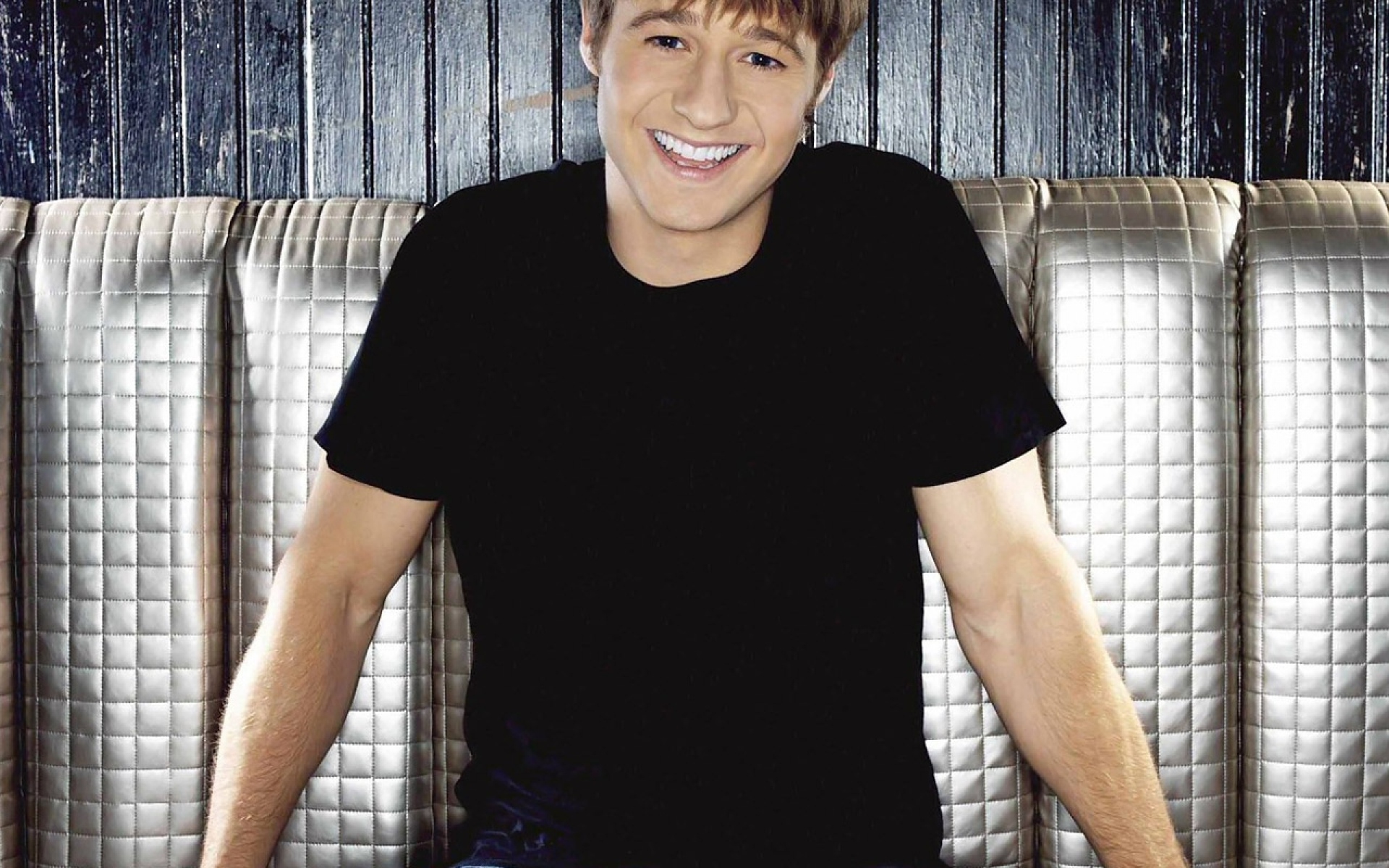 Картинки Benjamin mckenzie, улыбка, милый, обаятельный, черный, майка фото и обои на рабочий стол