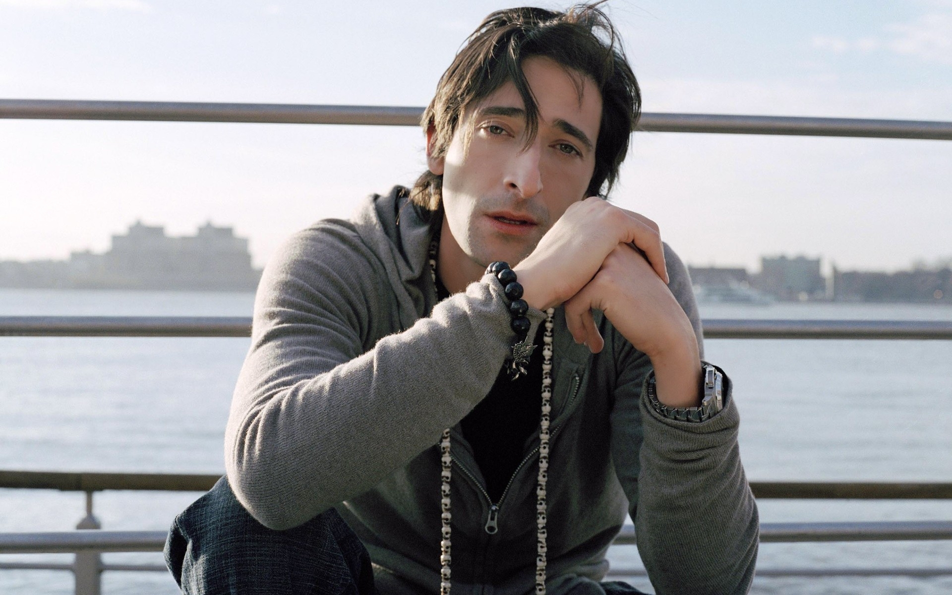 Картинки Adrien brody, брюнетка, глаза, серьезные, берег фото и обои на рабочий стол